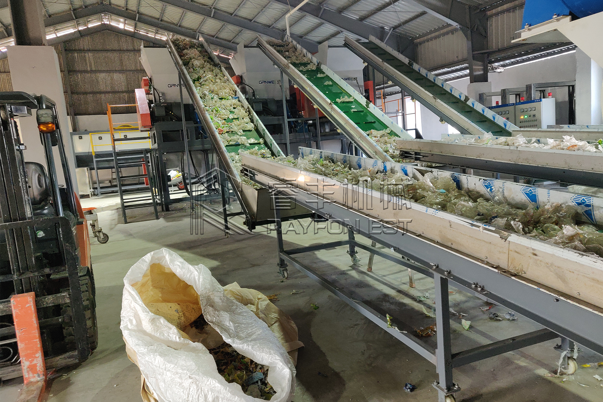 Latest company case about JAPAN Osaka 3t/h PET Bottle Hot Washing Recycling Line High Quality Flakes